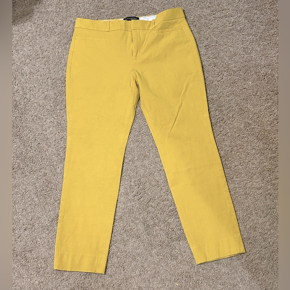 Mustard color Banana Republic cropped dress pants, size 8
